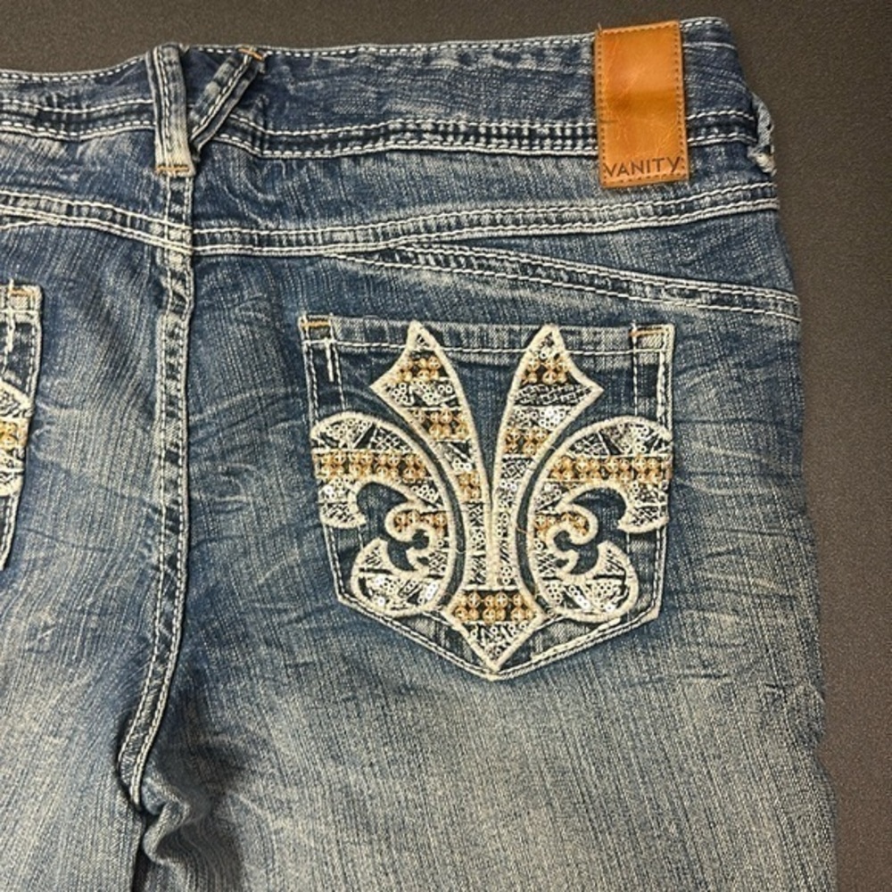 455.  Vanity Women’s Embroidered Capris size 30
